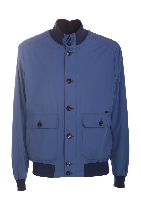 Shop MOORER  Bomber: Moorer bomber "Carlos KN".
Collo, fondo e polsini in maglia. 
Chiusura frontale con zip e bottoni in corno. 
Tasche frontali a toppa con pattina e bottone a doppia entrata. Pratiche tasche porta documenti e rifiniture con fettucce logate.
Composizione: 88%Poliammide 12%Poliuretanica.
Fabbricato in Italia.. CARLOS KN-INDIGO U0121